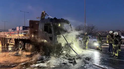 Eyüpsultan’da Seyir Halindeki Tır Alev Topuna Döndü