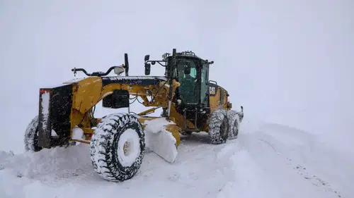 Van’da Yoğun Kar Alarmı: Saray ve Muradiye’de Okullar Tatil, Yollar Kapandı
