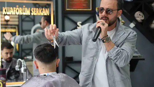 Elazığlı Kuaför Serkan Yılmaz: Bir Elinde Makas Diğer Elinde Mikrofonla Hizmet Veriyor