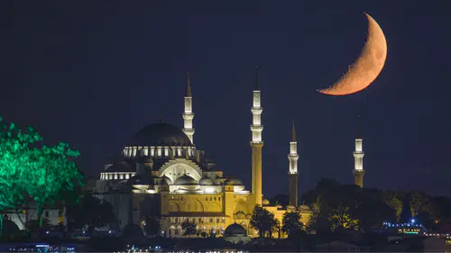 Gökte Tek Hilal Yerde Çift Takvim