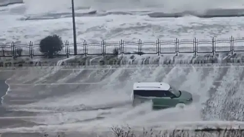 Rize’de Fırtına ve Dev Dalgalara Karşı Sürücüler Zor Anlar Yaşadı: “Bataysun Ula Dur!”