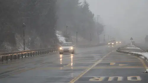 Bolu Dağı’nda Yoğun Sis ve Sağanak: D-100 Kara Yolunda Trafik Uyarısı