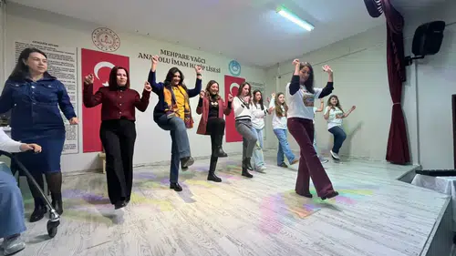 Çiğli’de Oyunlaştırılmış Eğitim: İtalyan Öğretmenler Türk Kültürünü Zeybek ve Horonla Deneyimledi