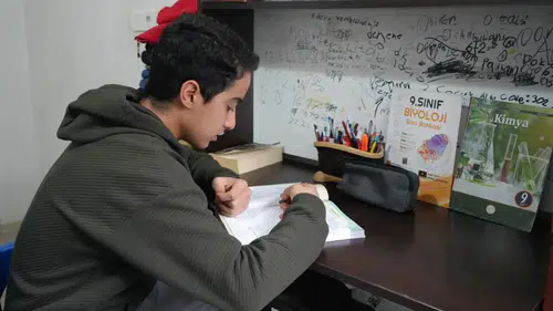 Depremde 6 Kişilik Ailesinden Tek O Olarak Kurtuldu: 15 Yaşındaki Hüseyin’in Hayata Tutunuş Hikayesi