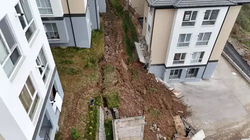 “Serdivan Kemalpaşa’da Korkutan Olay: İstinat Duvarı Çöktü, AFAD 32 Kişiyi Kurtardı”