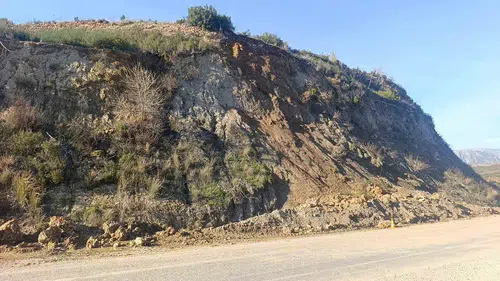 Manavgat’ta Yol Güvenliğini Tehdit Eden Dev Kaya Parçalanarak Kaldırıldı: Trafik Akışı Yeniden Normale Döndü