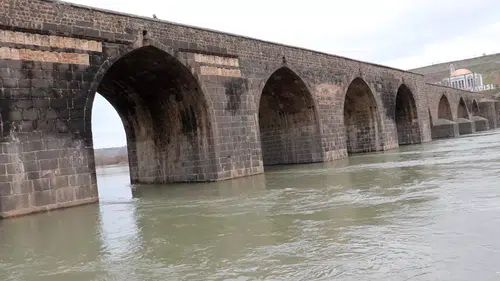 Dicle Nehri’nde Su Seviyesi Yükseldi: DSİ’den Kontrol ve Uyarı