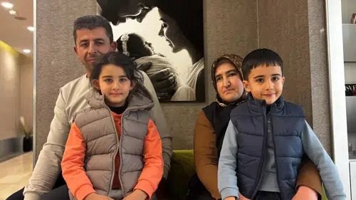 "20 Yıl Sonra Gelen Mucize: Kanserden Kurtulan Anne İkizlerini Kucağına Aldı"