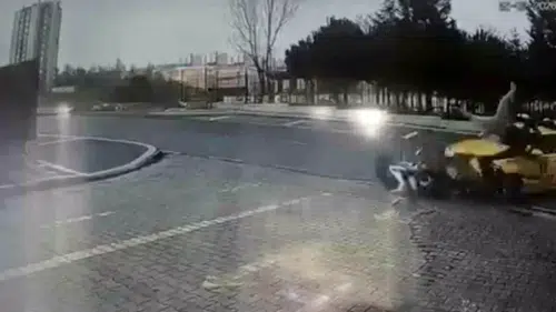 Başakşehir’de Motosiklet-Taksi Kazası: Yaralı Sürücü Hastaneye Kaldırıldı