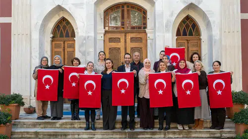 Muğla Olgunlaşma Enstitüsü’nde Bayrak Dikim Kursu Tamamlandı: Kursiyerler Vatan Sevgisini El Emeğiyle İşledi