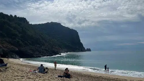 Yurt genelinde kar etkisini artırırken Alanya’da yazdan kalma günler şaşırttı: Şubat ayında deniz keyfi