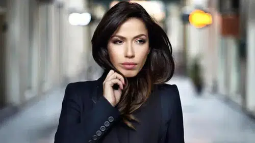 Güçlü Sesiyle Tanınıyor: Burcu Güneş’in Hayatı ve Müzik Yolculuğu