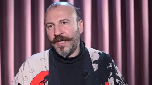 Atilla Özyüksel’in Tarzı ve Hikayesi Zuhal Topal’la Yemekteyiz’de Dikkat Çekiyor