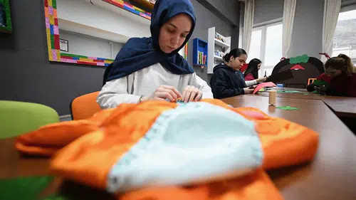 Düzce Lise Öğrencilerinden Köy Köy Tiyatro: Çocuklar Eğlenerek Öğreniyor