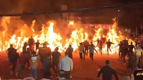 Çin’de Fener Festivali Büyüledi: Yüzlerce Kişi Ateşin Üzerinden Atladı