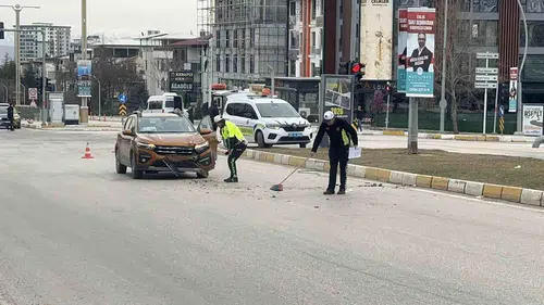 Elazığ’da 3 Araç Birbirine Çarptı: 1 Kişi Yaralandı, Cadde Trafiğe Kapandı