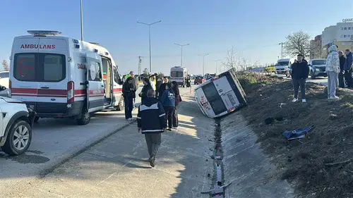 Çanakkale’de Minibüs ve Otomobil Çarpıştı: 8 Yaralı, Hastaneler Acil Durumda