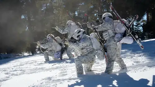 Kars’ta Komandolar Kar Üstünde Zorlu Eğitimle Hazırlık Yapıyor