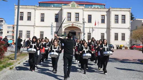 Sinop’ta 23 Nisan Kutlamaları: Kortej Yürüyüşü ve Gösterilerle Bayram Coşkusu