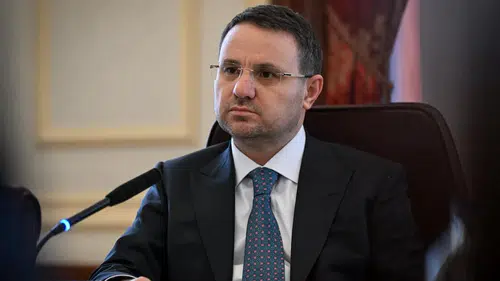 Sıra Dışarıdaki İnlerinde