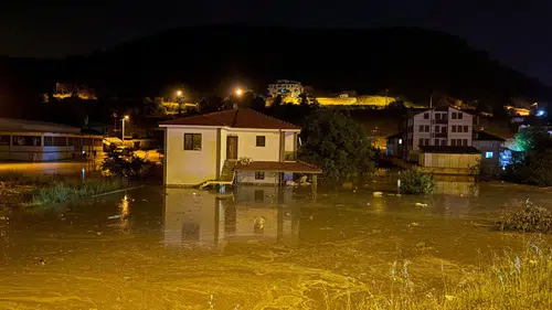 Sakarya’da Sel Alarmı! Aksu Deresi Taştı, Yol Ulaşıma Kapandı