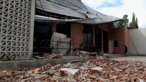 Geceyi Sokakta Geçirdiler! Endonezya'da Deprem Korkusu
