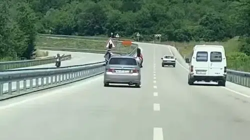 Otomobilin Camından Sarkanlara Ağır Ceza! Tehlikeli Yolculuk Pahalıya Patladı