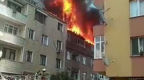 Gaziosmanpaşa’da 4 katlı binanın çatısında yangın: Alevler yan binaya sıçradı