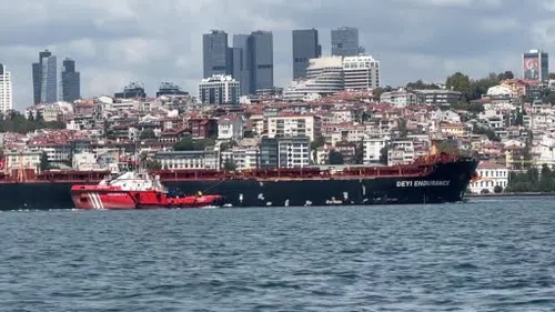 İstanbul Boğazı’nda kritik geçiş! Dev gemi için tüm trafik durdu