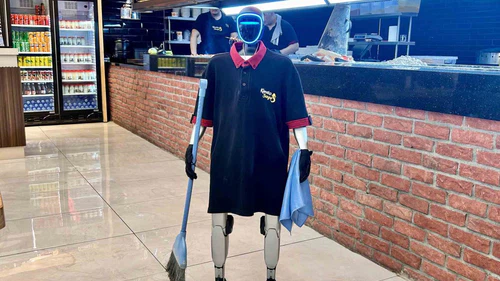 Ankara'da robot garson Fiko şaşırttı! Maaşı var, izin yapıyor, zam istiyor