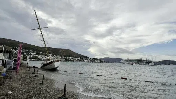 Kuvvetli Rüzgar Bodrum’da Etkili Oldu: 15 Metrelik Tekne Kıyıya Sürüklendi