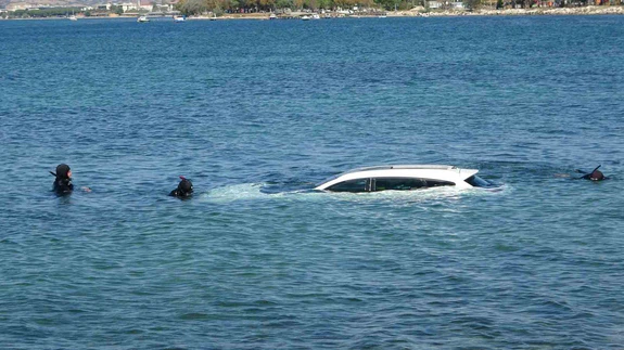 Çanakkale’de Otomobil Denize Uçtu! 3 Saatlik Çalışmayla Çıkarıldı