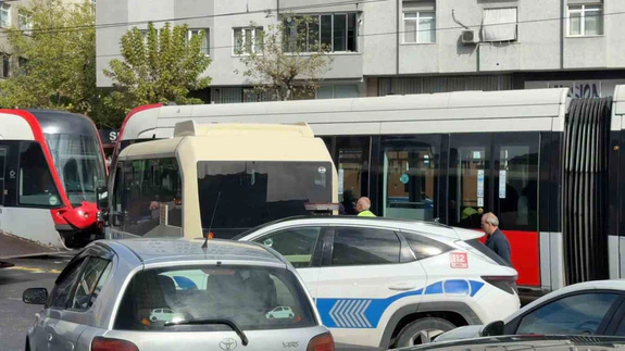 Güngören’de Tramvay Minibüse Çarptı: 4 Yaralı