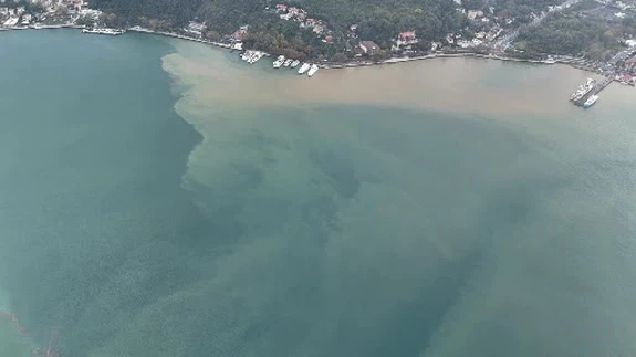 İstanbul’da Sağanak Sonrası Şaşırtan Manzara: Boğazın Rengi Değişti