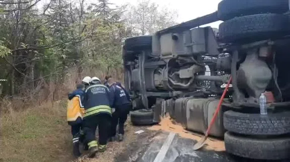 Muratlı’da Kepek Yüklü TIR Devrildi: Yol Trafiğe Kapandı