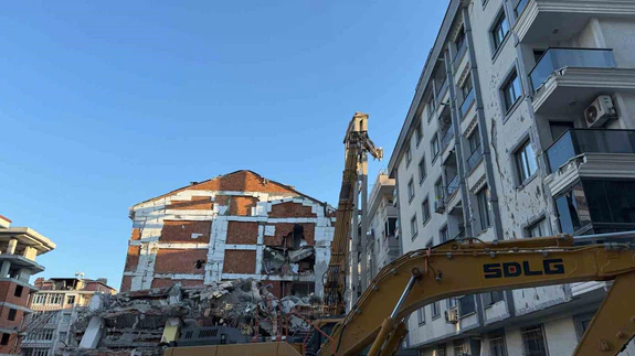 Kentsel dönüşüm yıkımında facia ucuz atlatıldı! Dairelere beton parçaları girdi