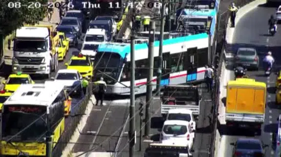Kabataş-Bağcılar seferini yapan tramvay Fındıklı istasyonunda raydan çıktı