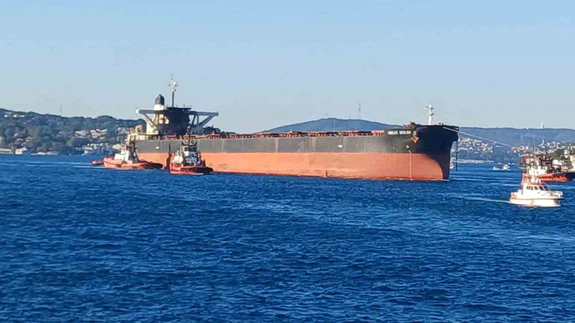 İHA saldırısına uğrayan gemi İstanbul Boğazı’ndan geçti