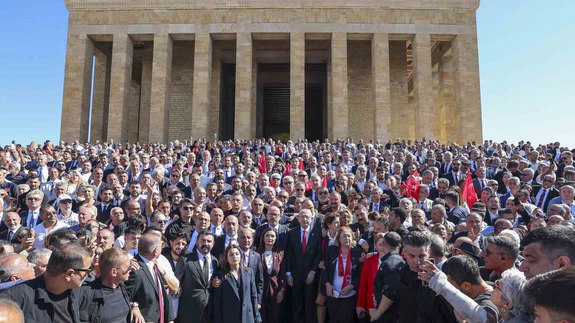 CHP’nin 103. kuruluş yıl dönümünde Kılıçdaroğlu Anıtkabir’i ziyaret etti