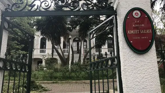 Adliyede Skandalın Arkası Kesilmiyor! Adalar’da 12 Silah Emanetten Buhar Oldu