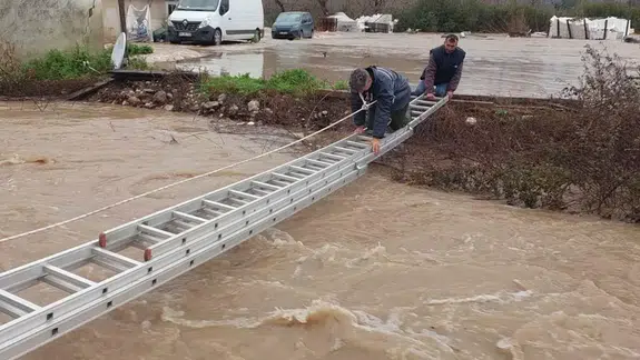 “Sağanak Muğla’yı Vurdu: Eşen Çayı Taştı, Mahsur Kalan 2 Kişi Kurtarıldı”