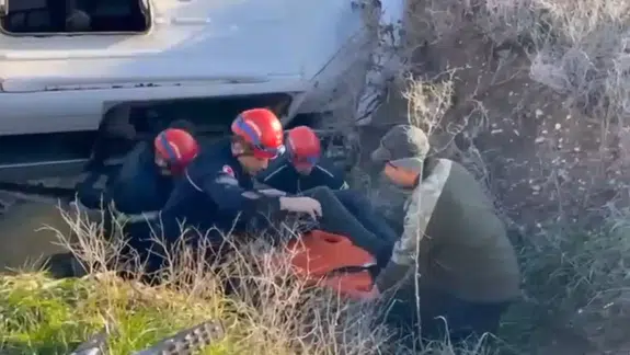 Adana’daki Servis Kazasında Korku Dolu Anlar: Yaralılar Hastaneye Kaldırıldı