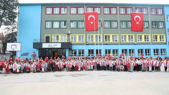 İnegöl’de yüzler gülüyor: Çocuklar İnegölspor formasıyla buluşuyor, okul bahçeleri renklendi