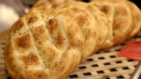 Ramazan Sofralarının Vazgeçilmezi Pideler Fırınlarda Hazırlanıyor: Ustalar Mesaisini Anlattı