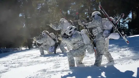 Kars’ta Komandolar Kar Üstünde Zorlu Eğitimle Hazırlık Yapıyor