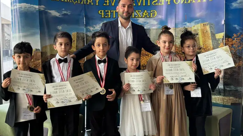 “Altın Nota’da Üçlü Zafer: Melih Koray Özdemir ve Öğrencileri Sahneyi Aydınlattı”