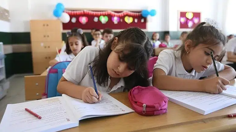 8 Eylül Pazartesi günü İstanbul’da okullar saat kaçta açılacak?