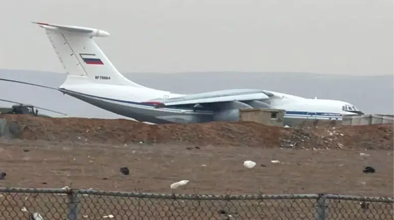 Suriye’de Rus güçleri çekiliyor mu? Esad sonrası ilk hamle! Rus uçağı Kamışlı’ya indi, gözler Moskova’da