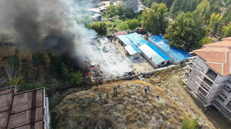 Malatya’da Şantiyede Yangın! Yaklaşık 30 Konteyner Kül Oldu