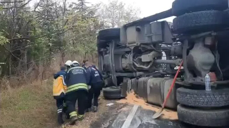 Muratlı’da Kepek Yüklü TIR Devrildi: Yol Trafiğe Kapandı